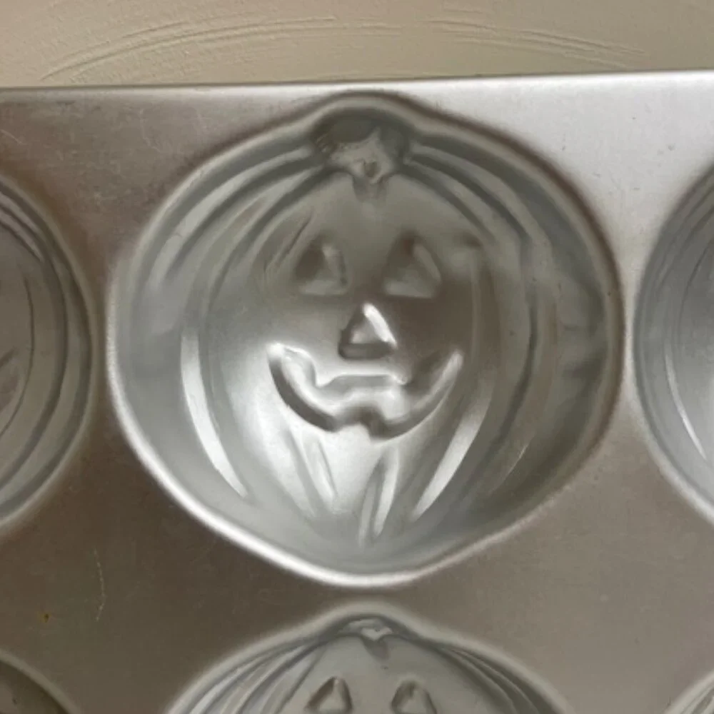Wilton cake pan