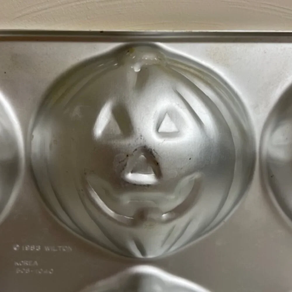 Wilton cake pan