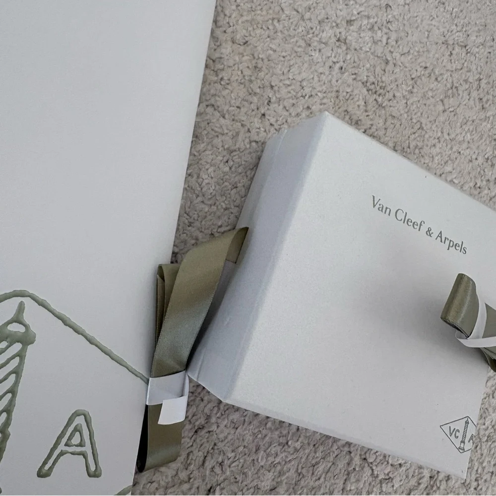 Van Cleef & Arpels olive accent