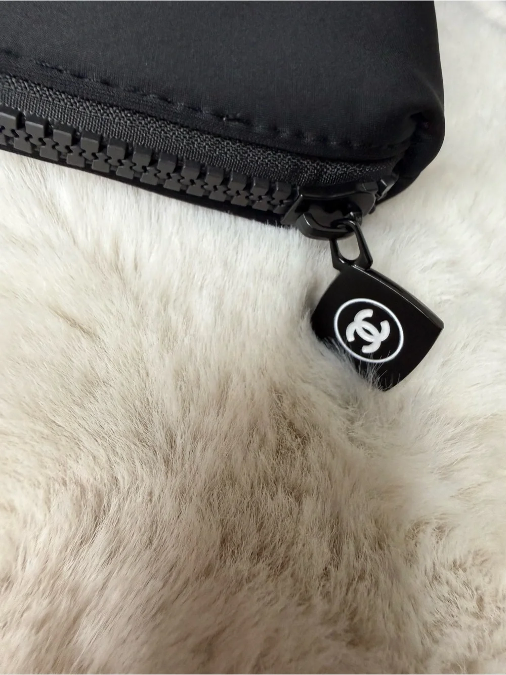 CHANEL elegant pouch