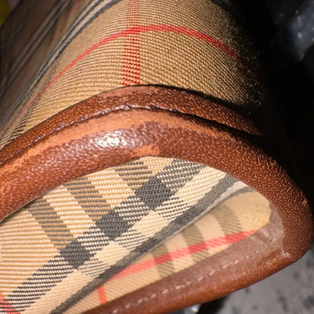 Burberry plaque spits