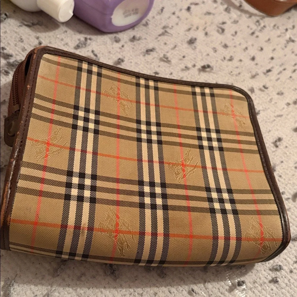 Burberry contents oval