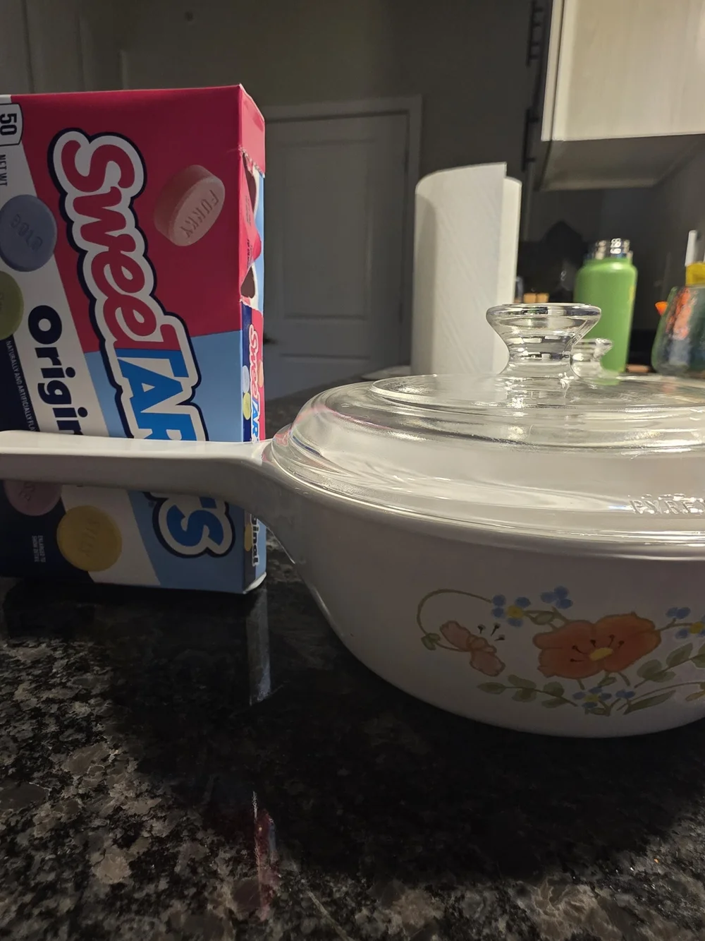 Pyrex this decorative features