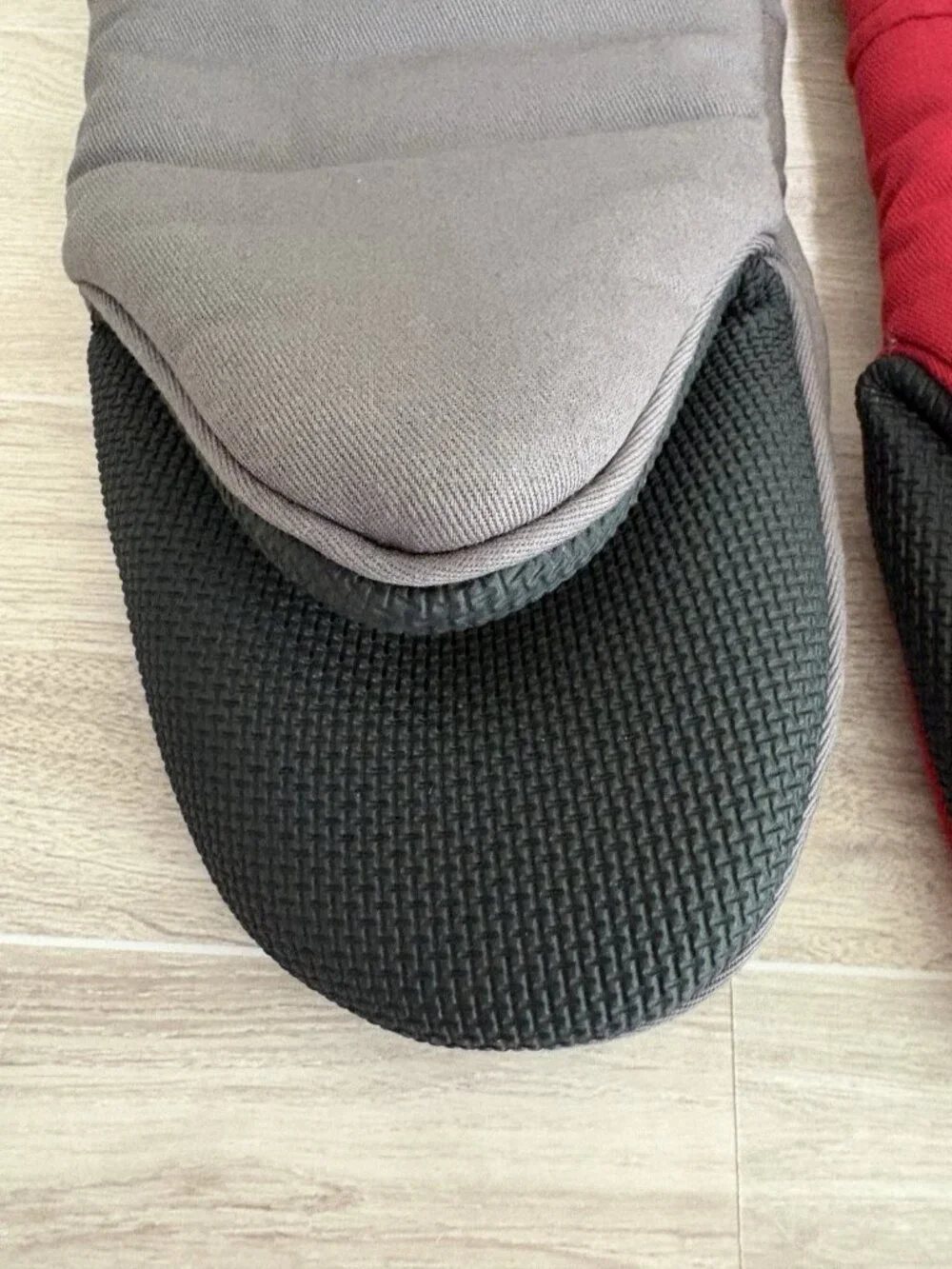 Kitchensmart Neoprene Red And Gray Easy Grip Oven Mitts Set Of 2