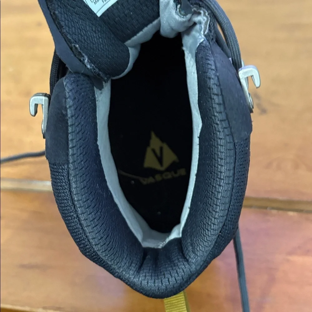Vasque rugged black