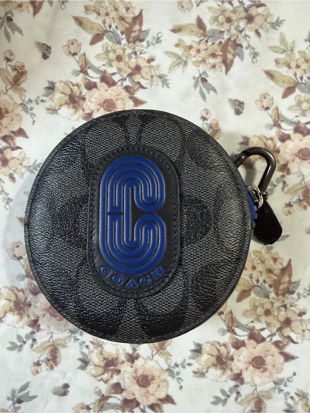Coach round coin