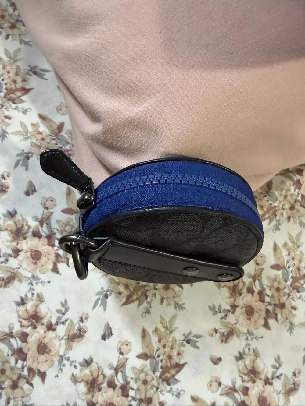 Coach round coin