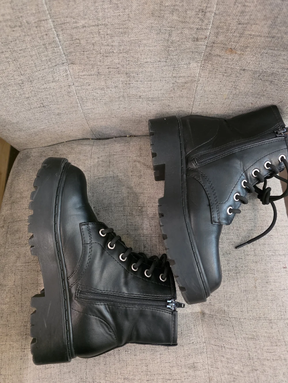 Unr8Ed stylish black