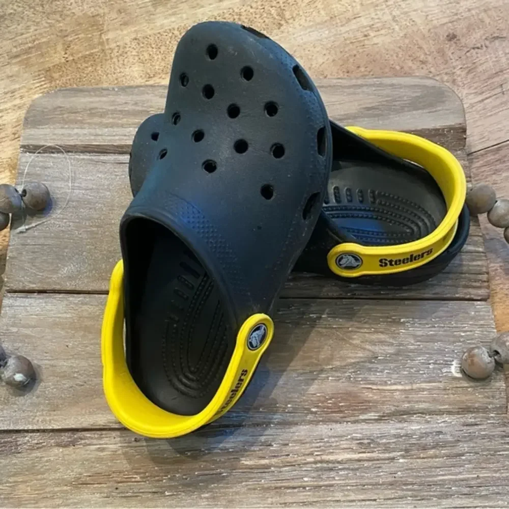 CROCS Black/Yellow Steeler’s Men’s 2 Women’s 4‎ Sling Back Shoe