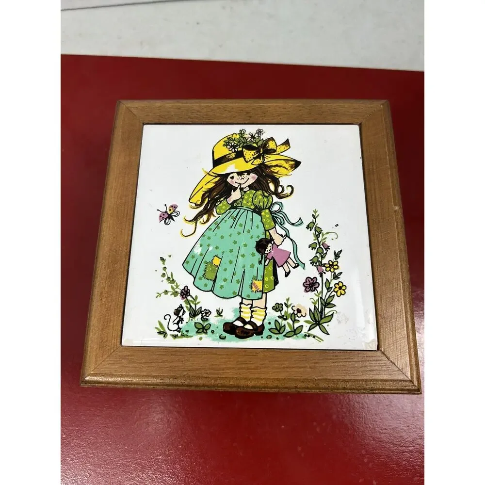 Unbranded vintage holly