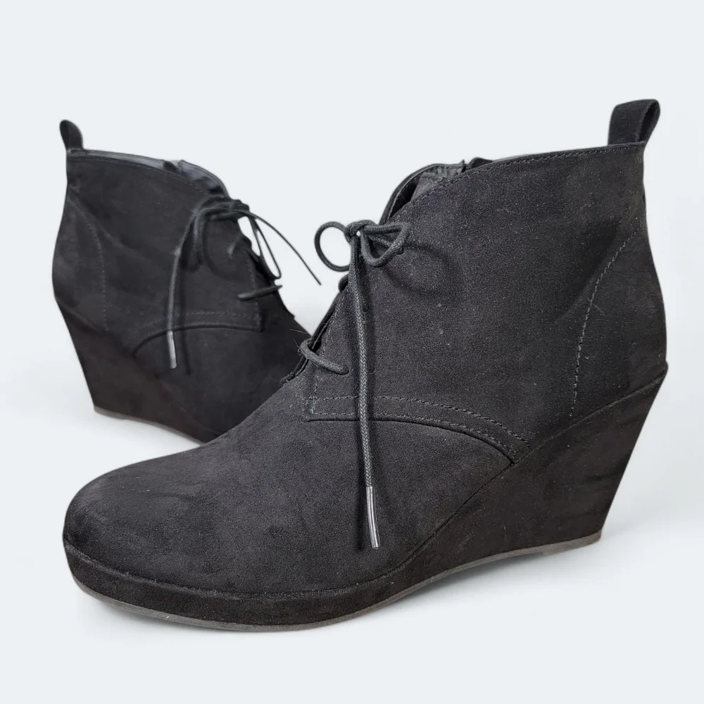 DV Dolce Vita Black Wedge Ankle Boots Women's Size 8 Faux Suede Lace Up Comfy