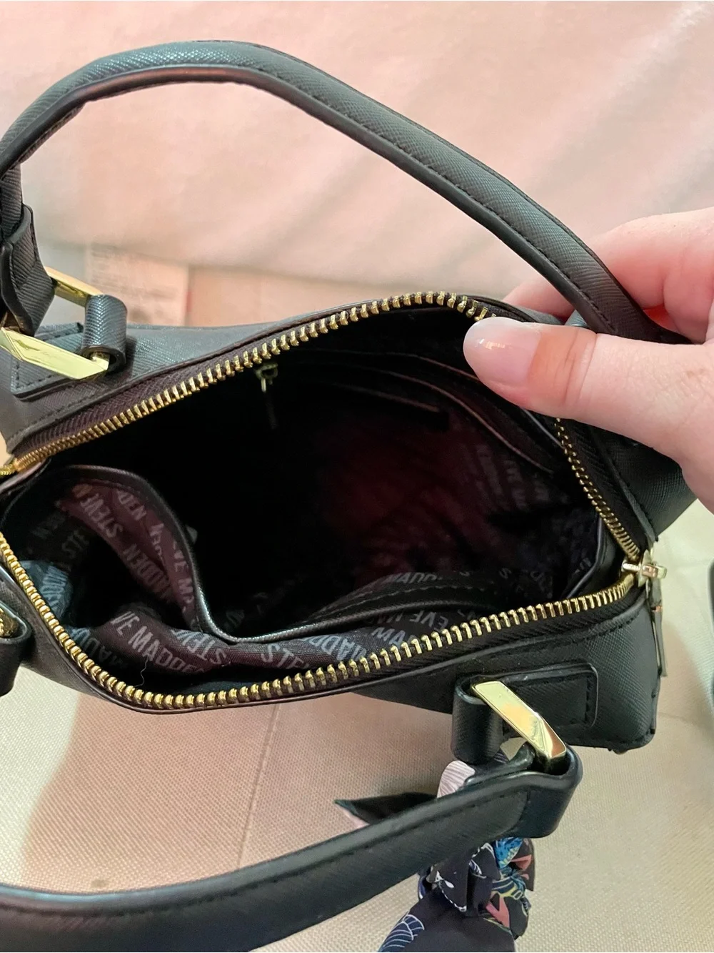 Steve Madden strap exterior details