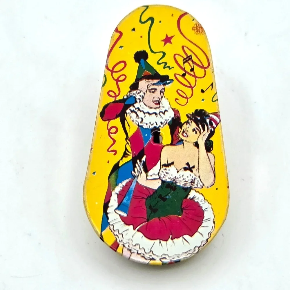 VINTAGE  US‎ Metal Toy Mfg Ratchet Noise Maker Carnival Couple