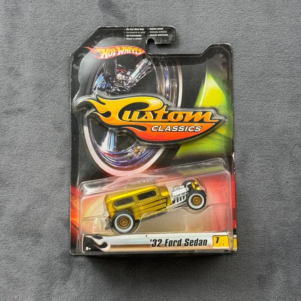 Hot Wheels Custom Classics 32 Ford Sedan Gold Winning Trophy Series 2 L0142-0718
