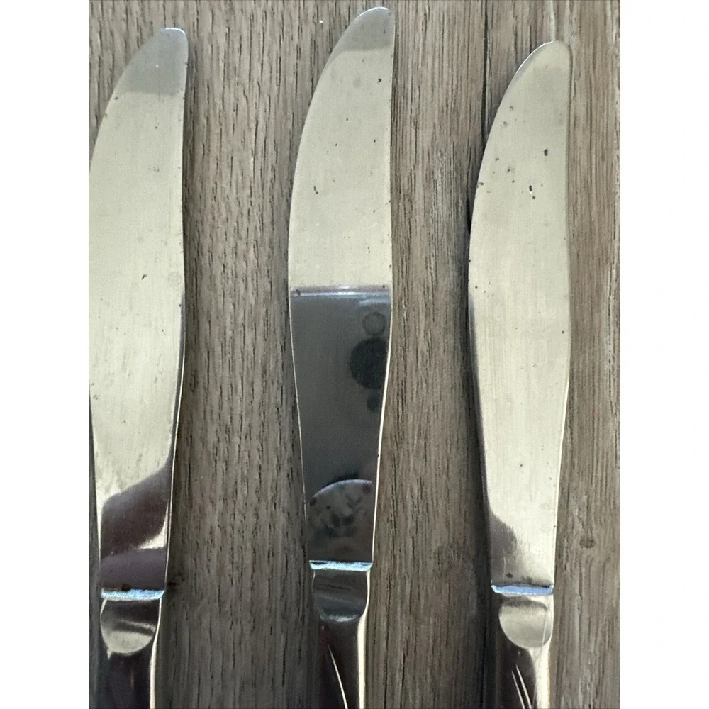 26 International dinner knives