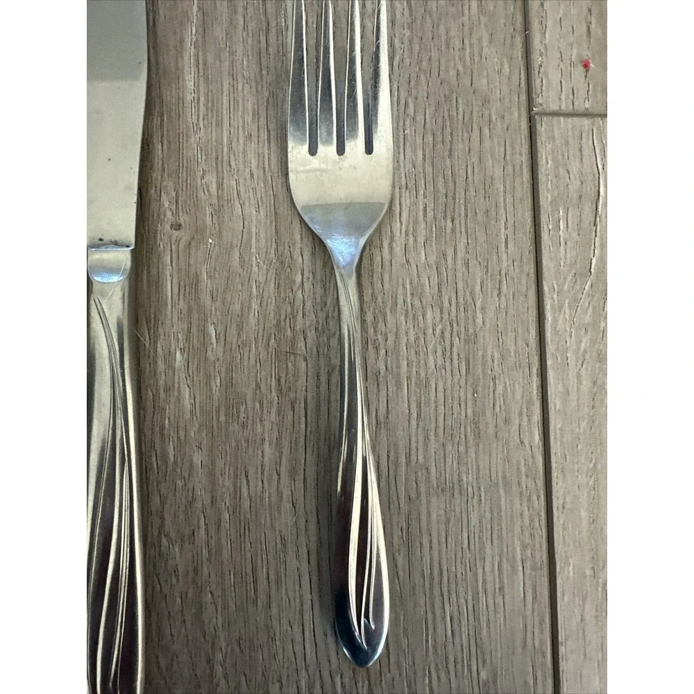 26 International dinner knives