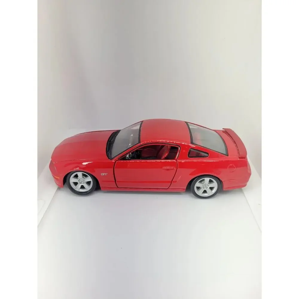 Maisto 2006 Ford Mustang GT Red 1:24 Diecast Model Car Opening Hood Doors