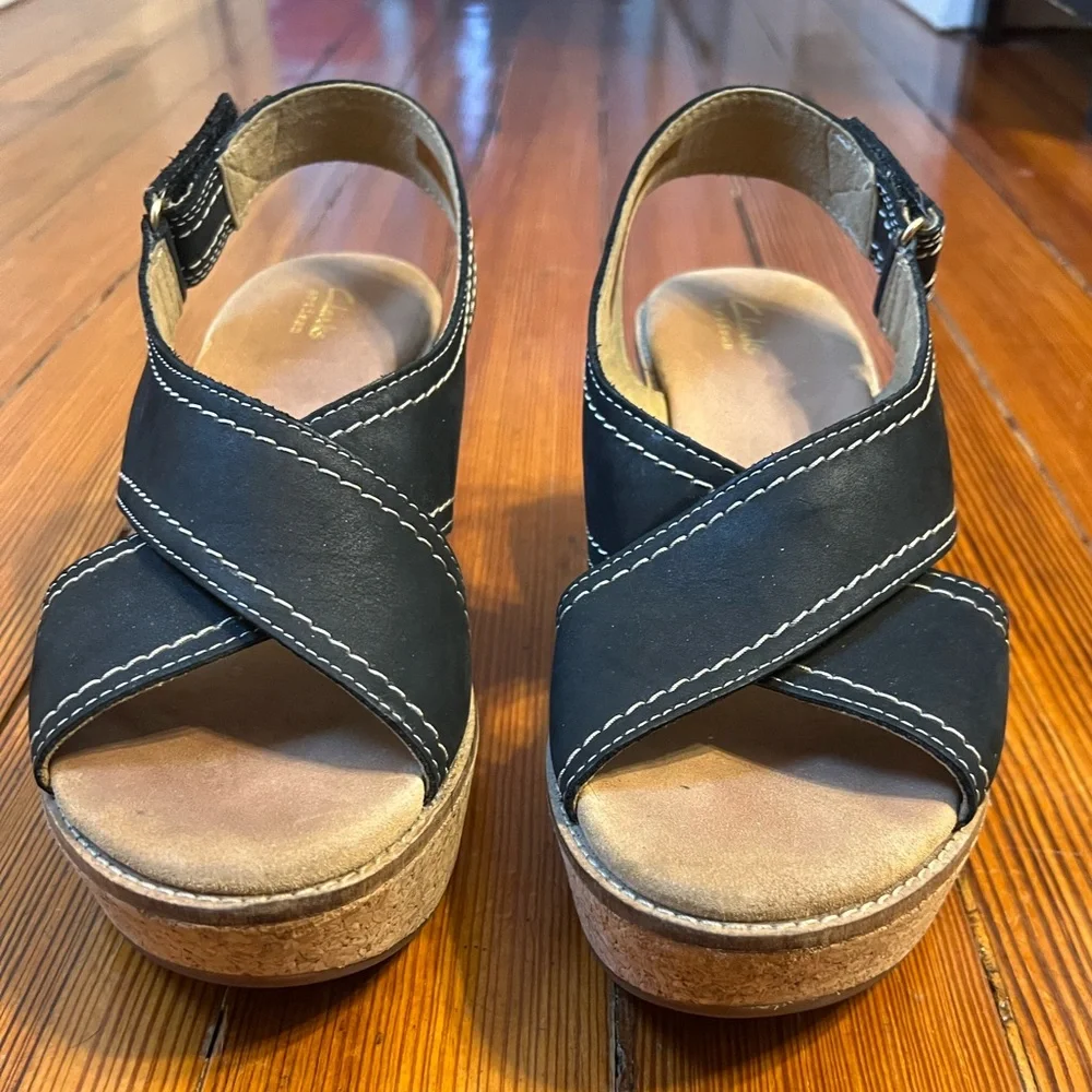 Clarks Artisan Caslynn suede Cross Strap Cork Wedge Black Sandals Women's Size 9
