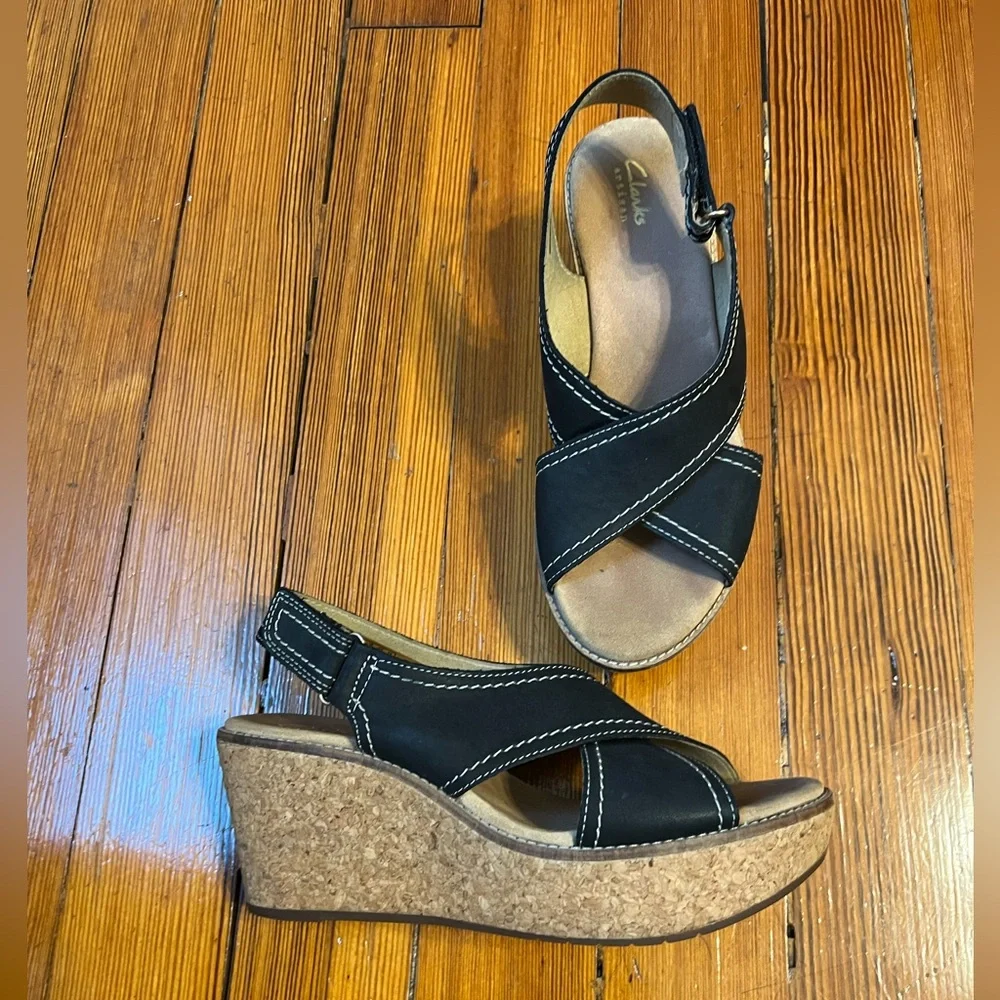 Clarks Artisan Caslynn suede Cross Strap Cork Wedge Black Sandals Women's Size 9