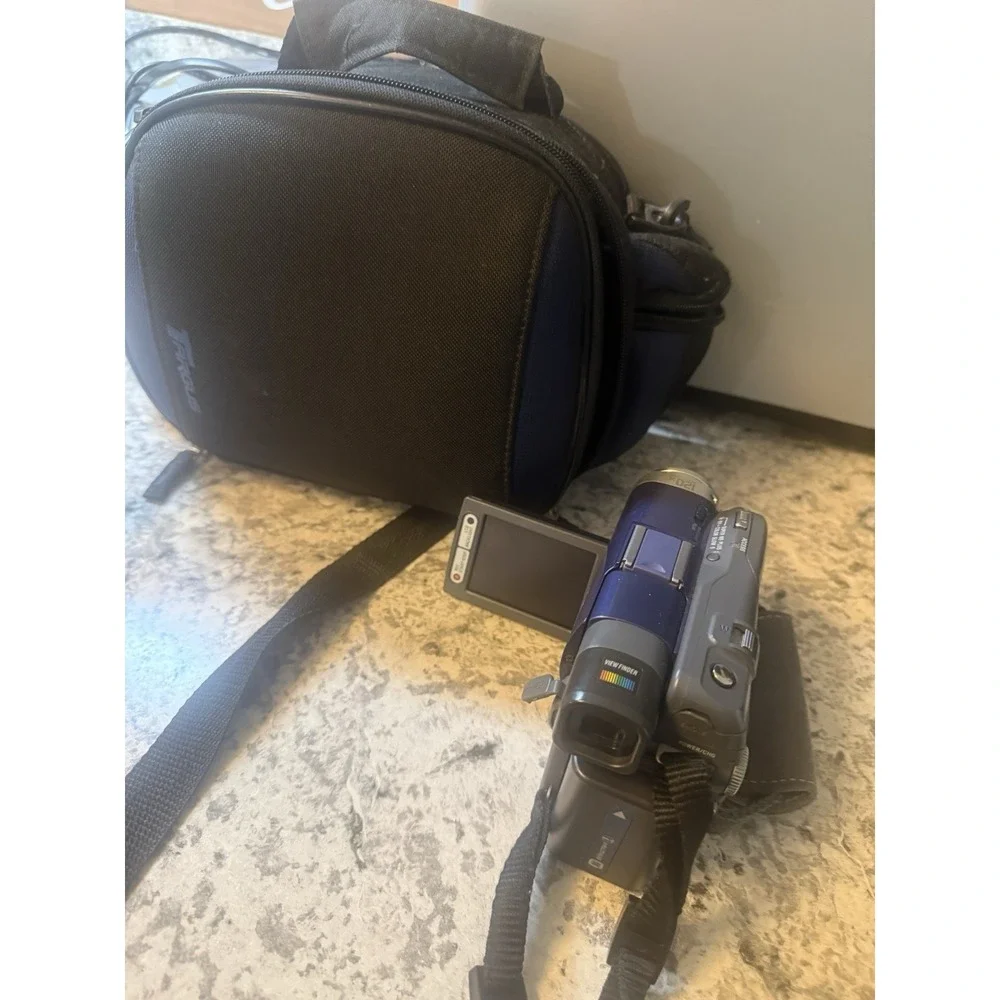 HandyCam Sony DCR-DVD 101 Digital Video Camera Recorder Lot‎ Needs Battery