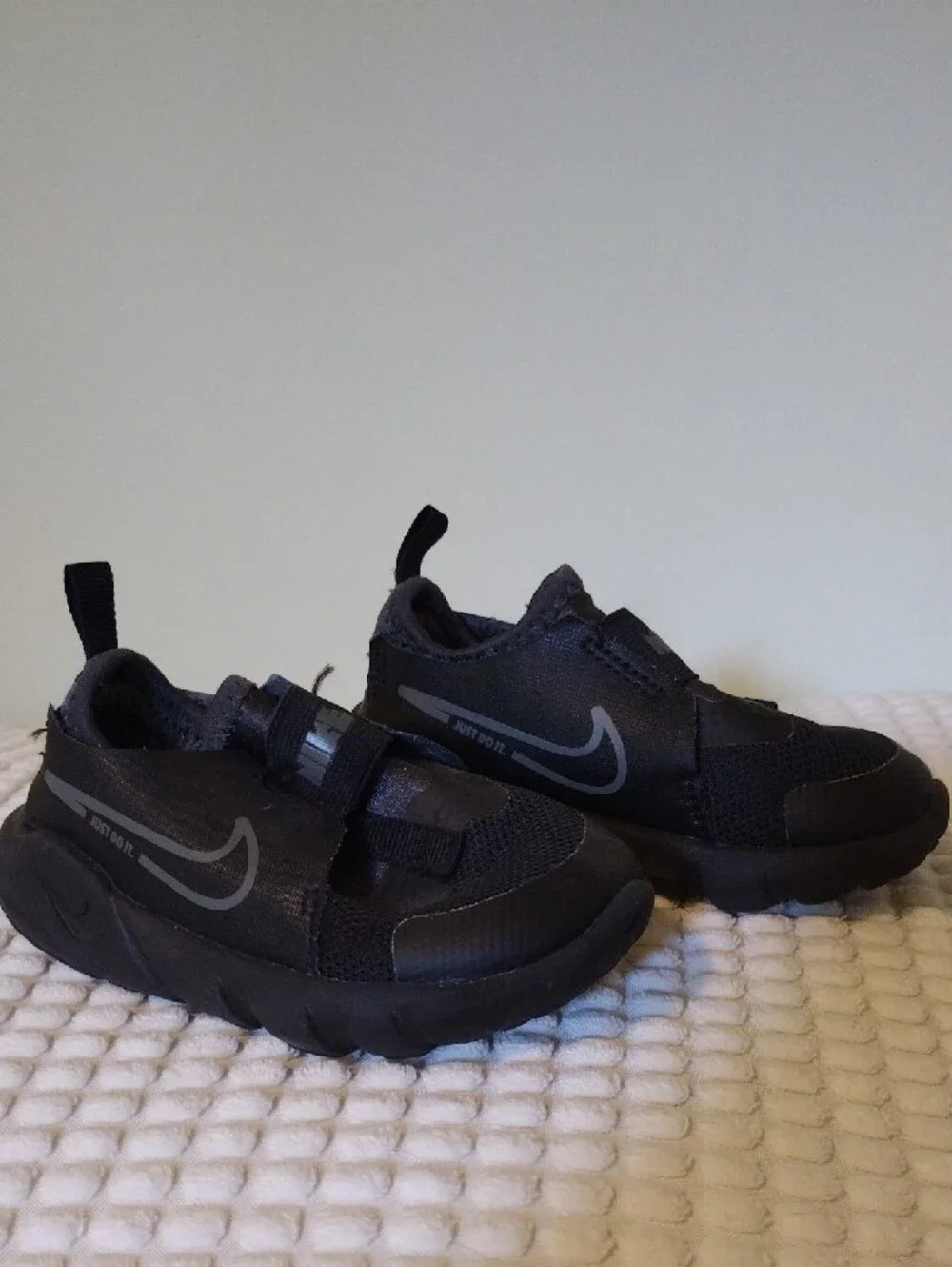 Nike Kids Black Slip-On Athletic Sneakers with Reflective Swoosh Baby Size 7