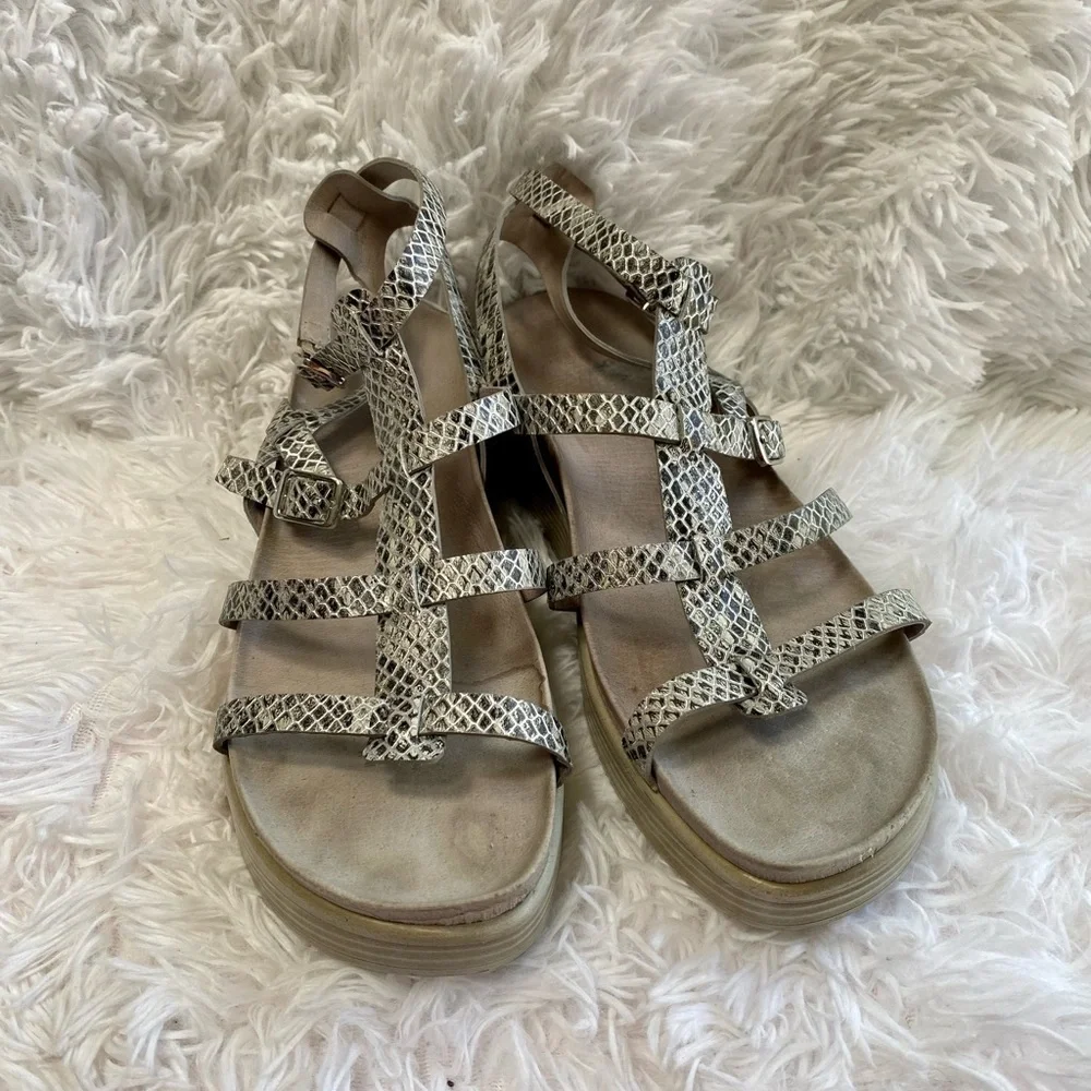 Donald J Pliner Fritz grey Snake print gladiator platform sandals size 9