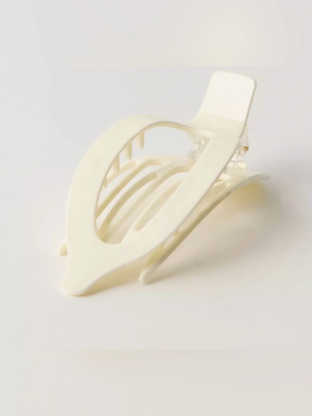 Free People Caroline Acrylic Flat Claw Clip. NWT. White