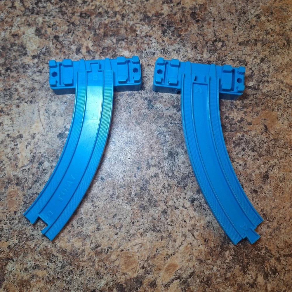 Tomy Blue Curved Train‎ Tracks Ramps A B Slope 2 Pieces 2001