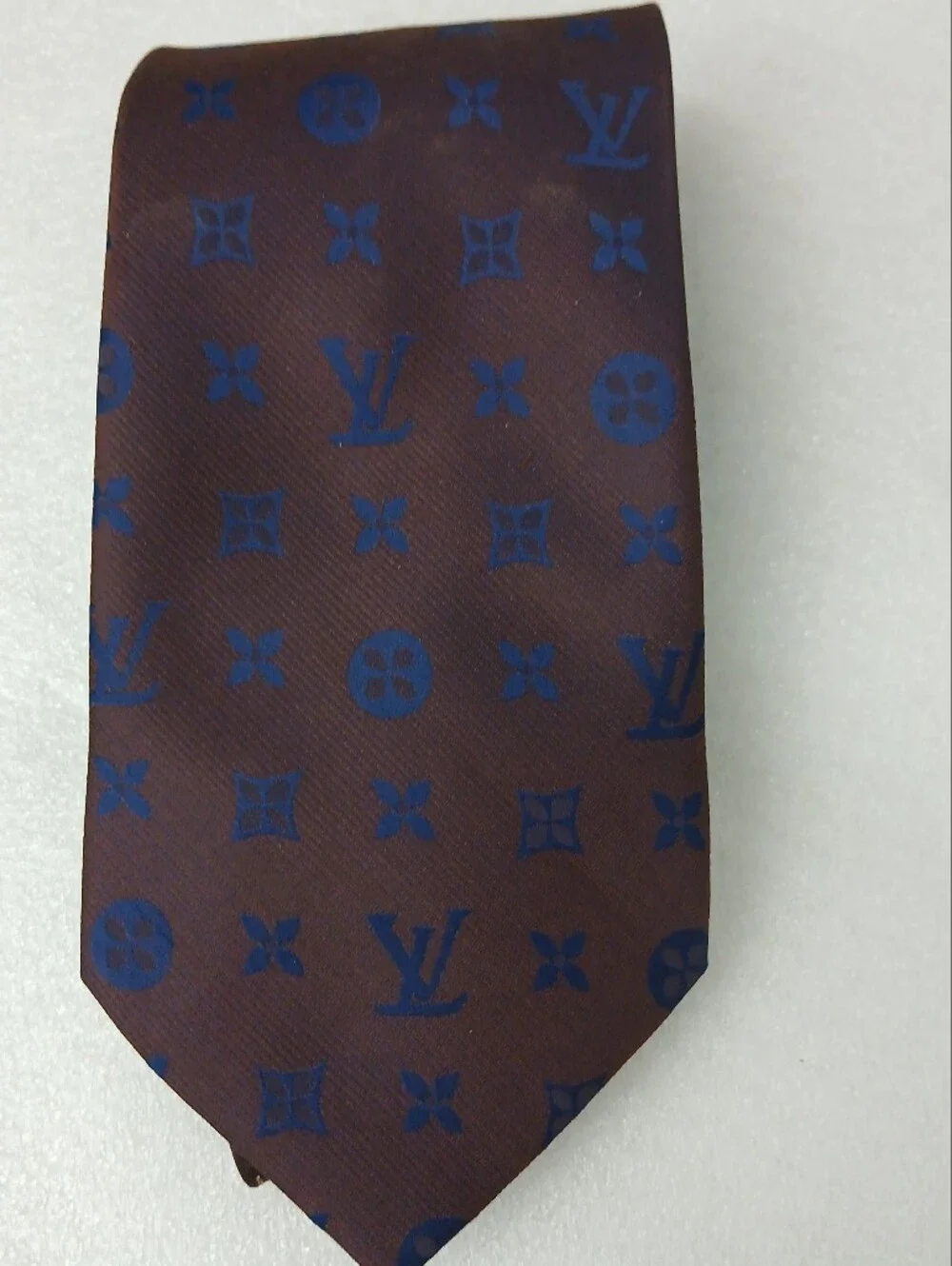 Louis Vuitton elegant louis