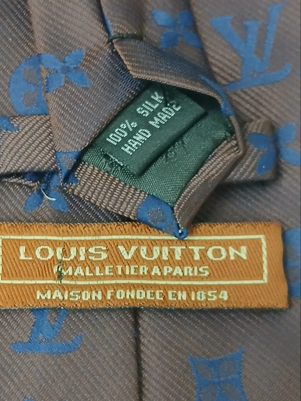 Louis Vuitton elegant louis