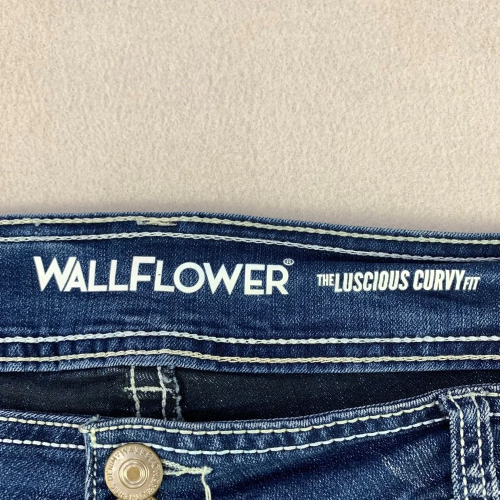 Wallflower measurements waist