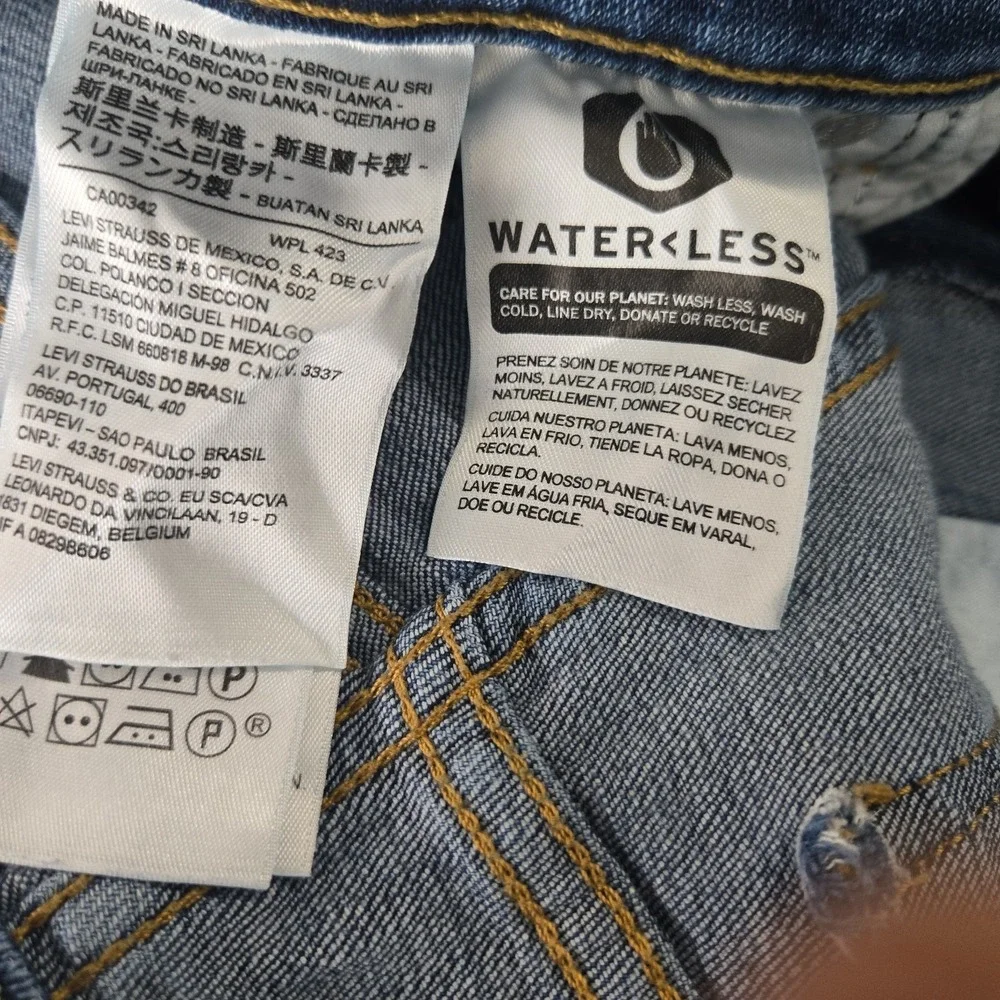 Levis measurements laying