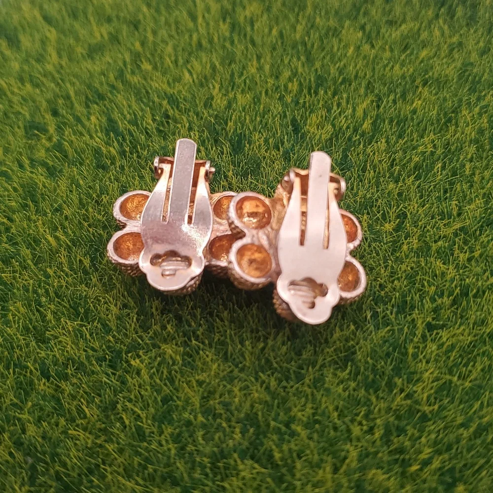 Elegant Gold Tone Flower Clip On Earrings E507