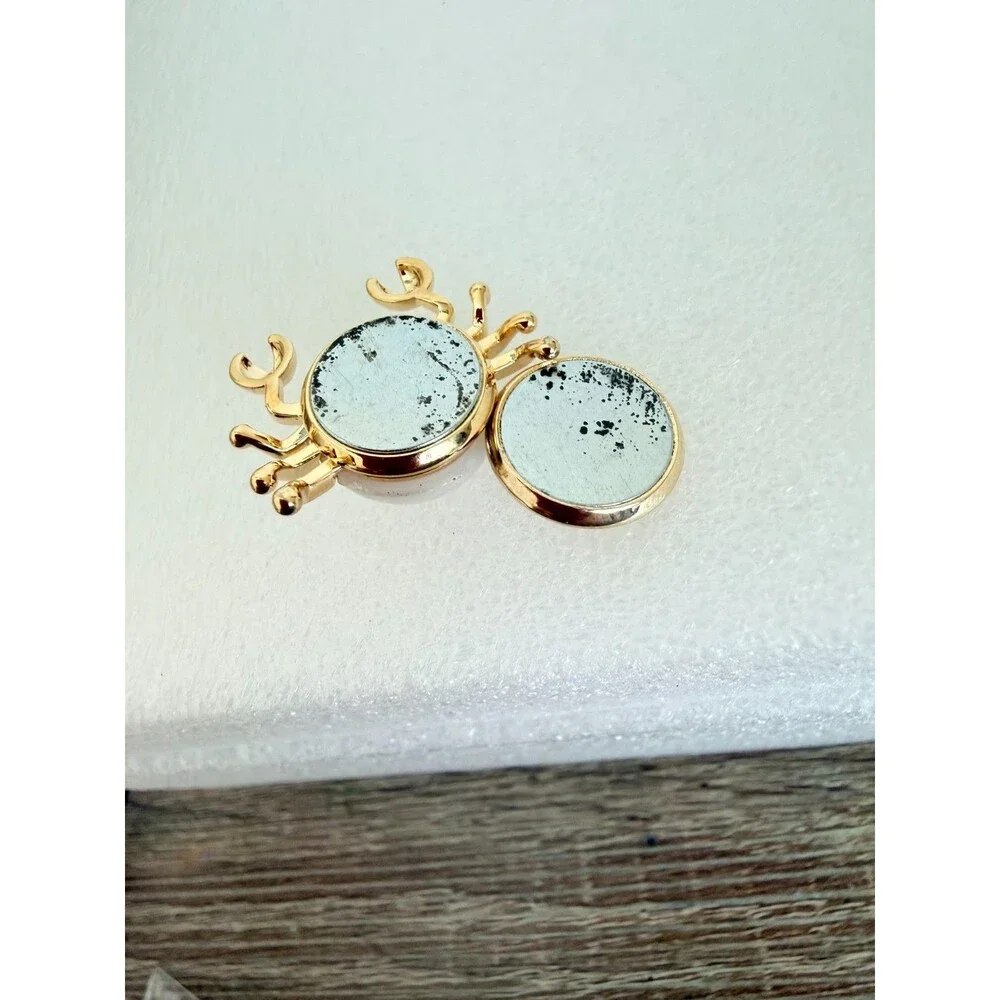 Unbranded gold tone