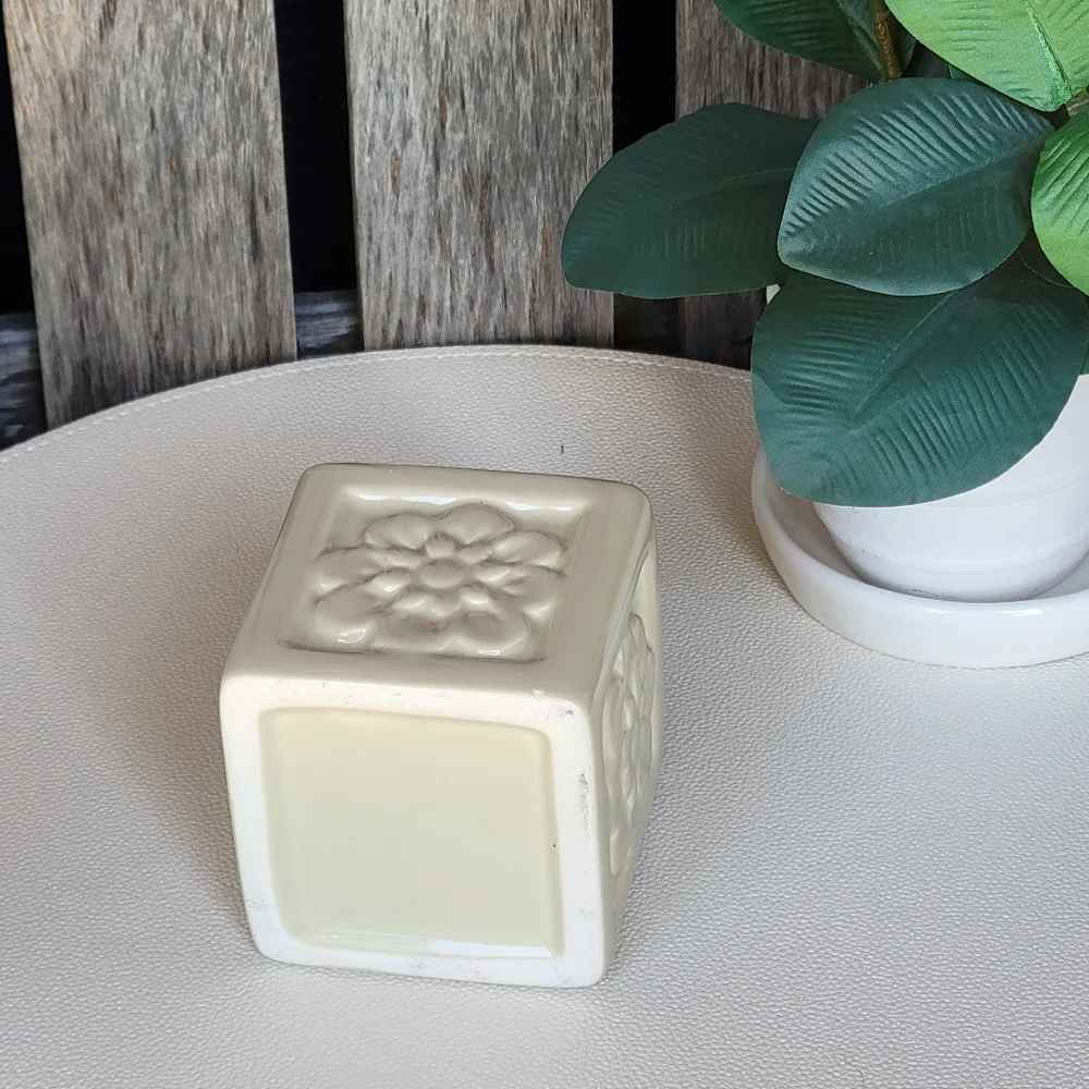 N/A embossed floral