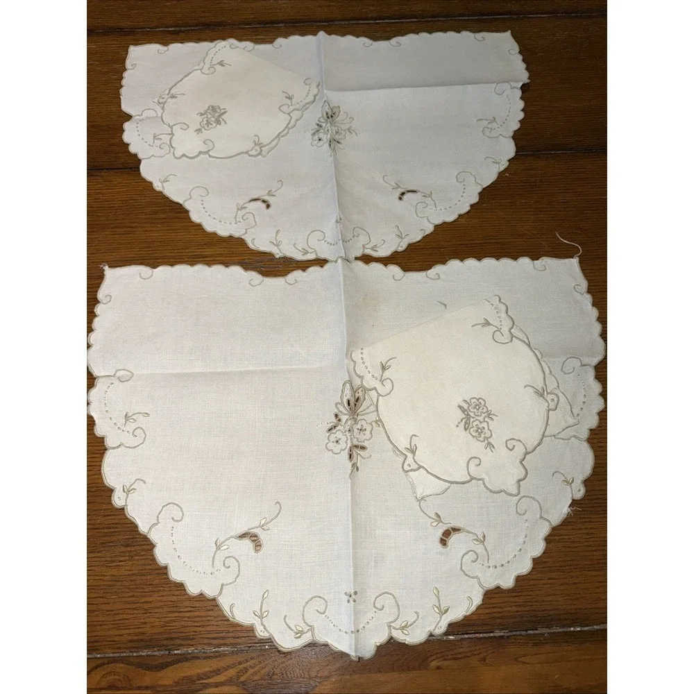 Vintage Set of 2 Embroidered Beige Linen Placemats and 2‎ Matching Napkins