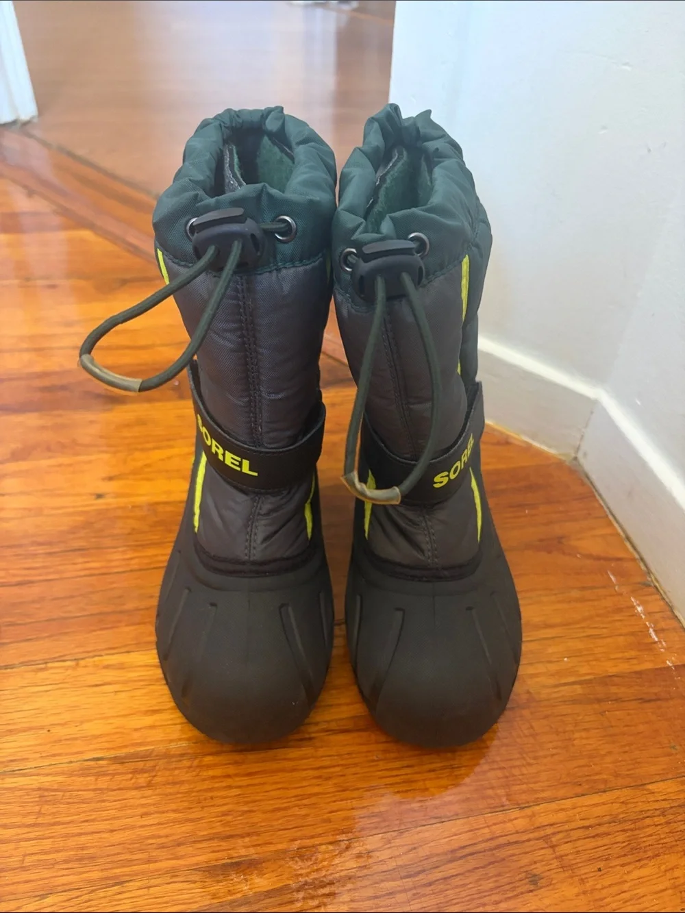 Sorel youth snow