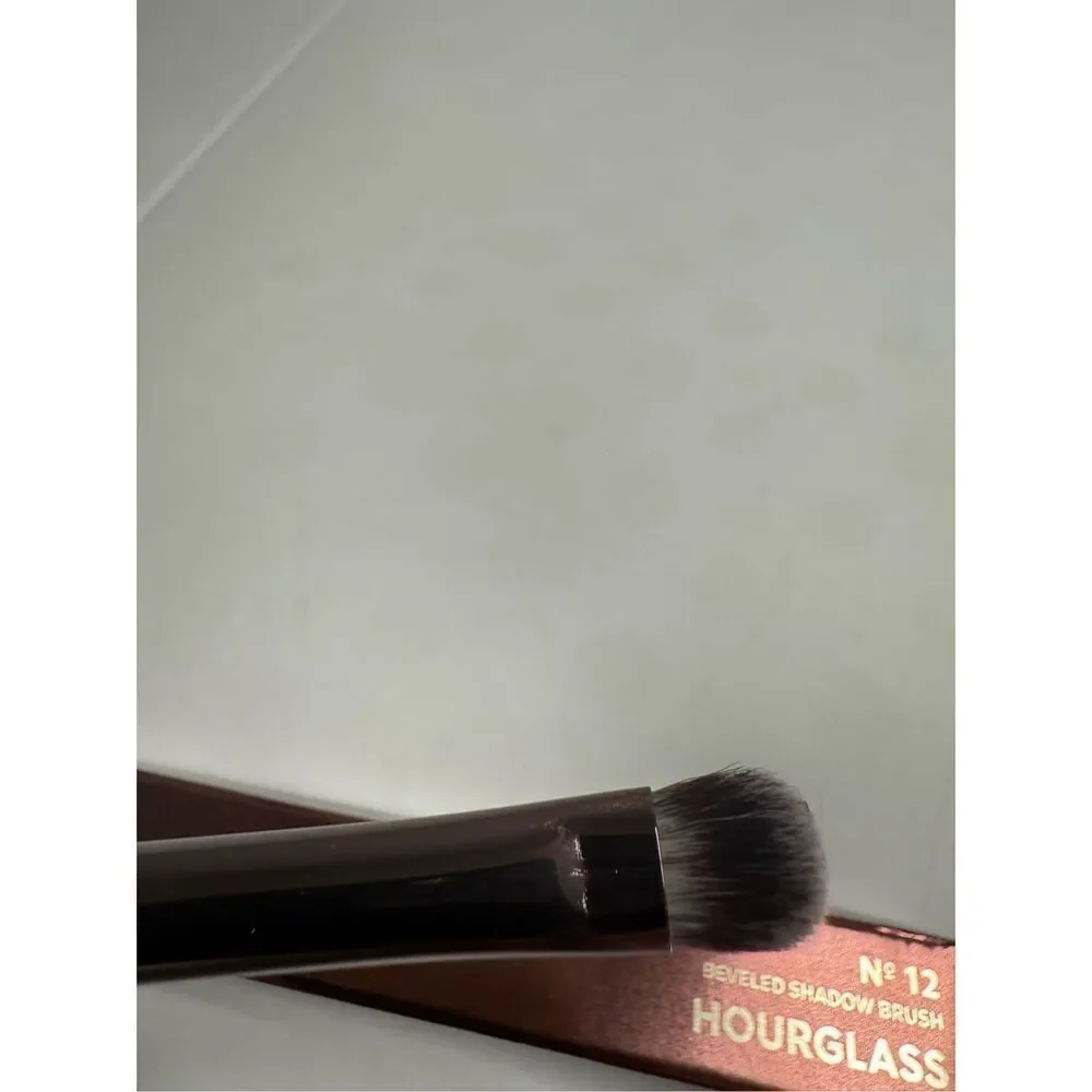 Hourglass nib