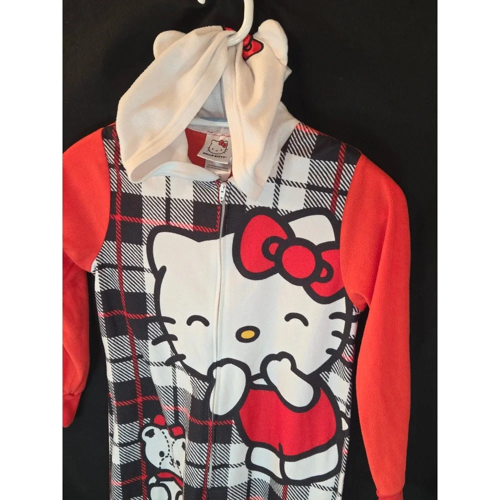 Hello Kitty embrace cozy