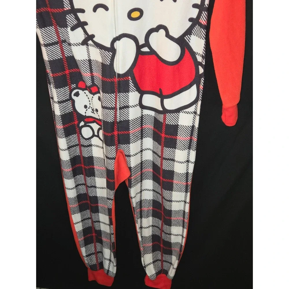 Hello Kitty embrace cozy