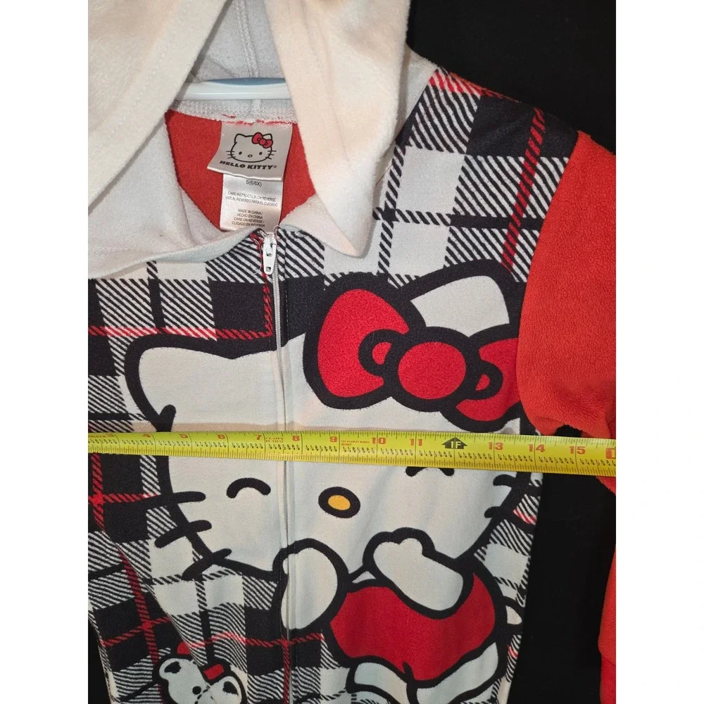 Hello Kitty embrace cozy