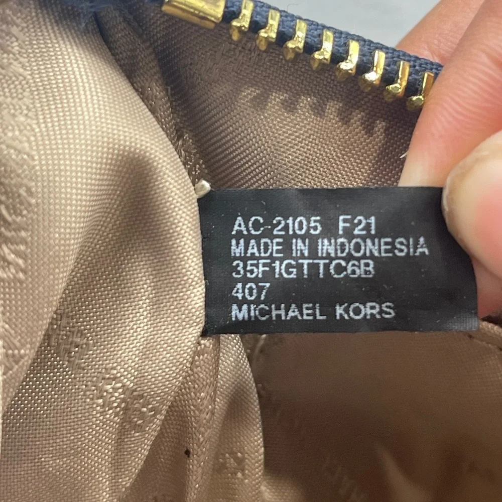 Michael Kors slots closure