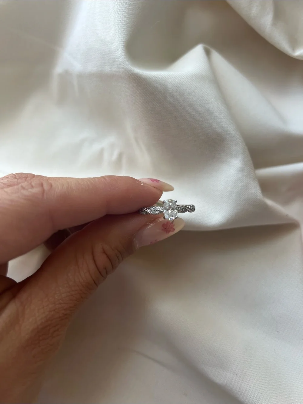 Oval diamond ring