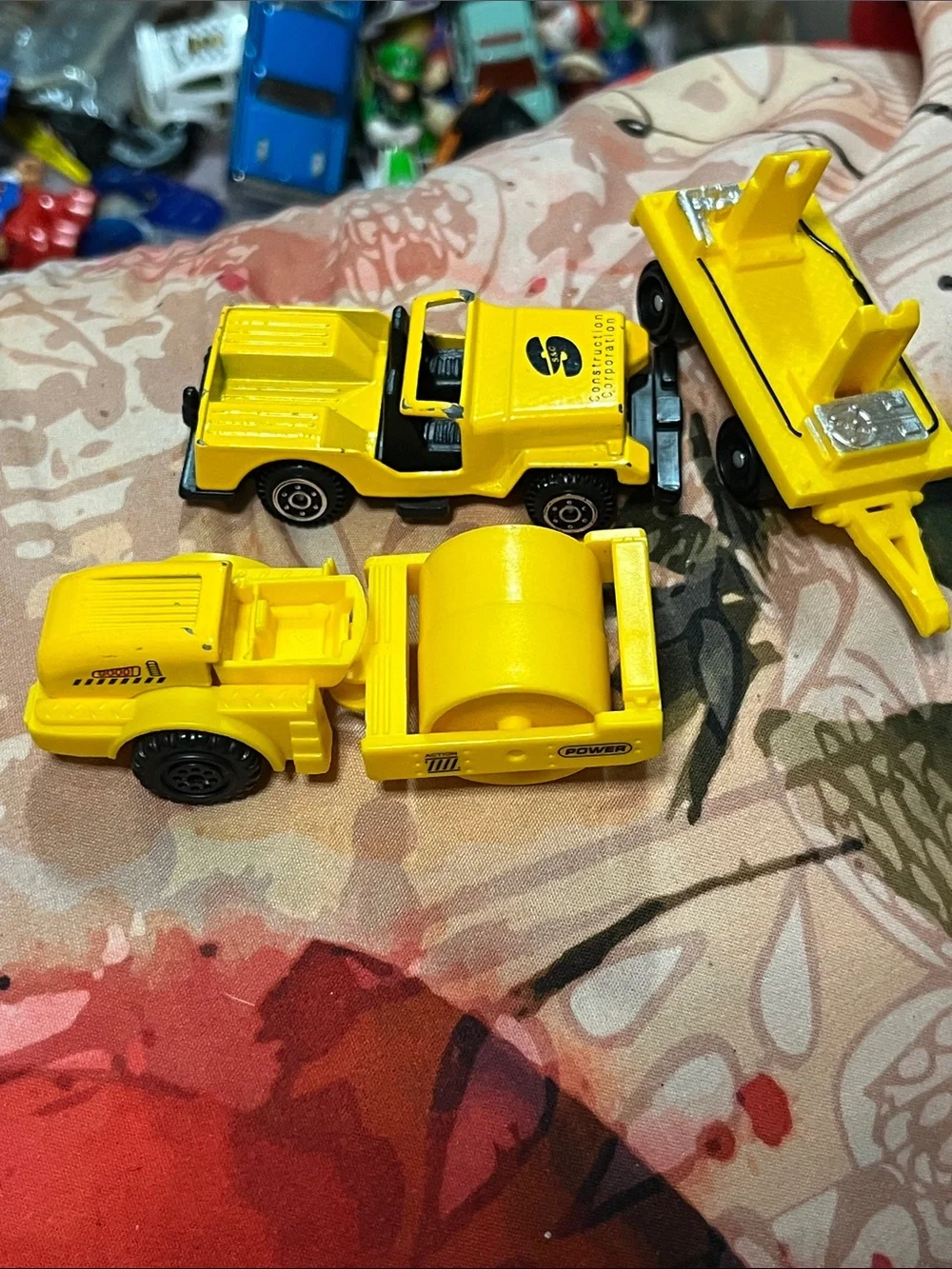 Construcción corporation plastic yellow
