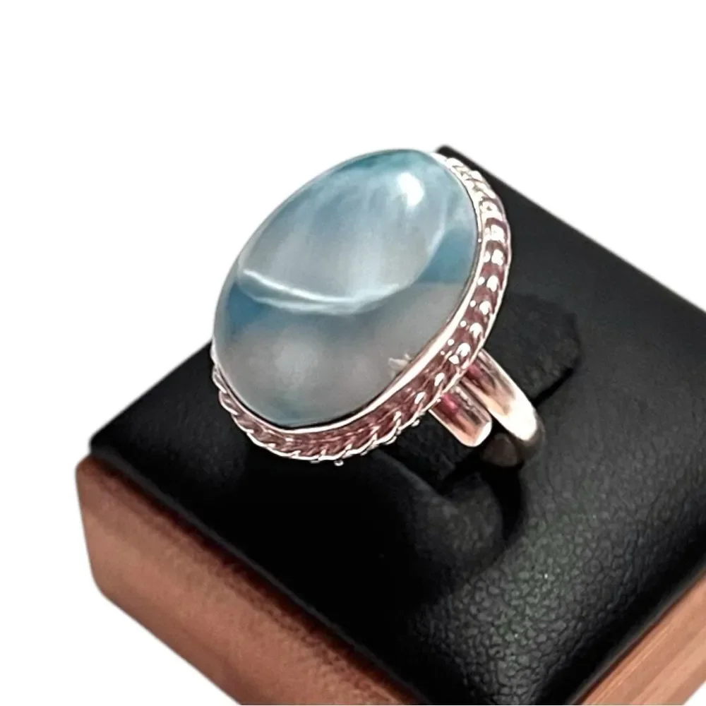 925 Sterling Silver this elegant