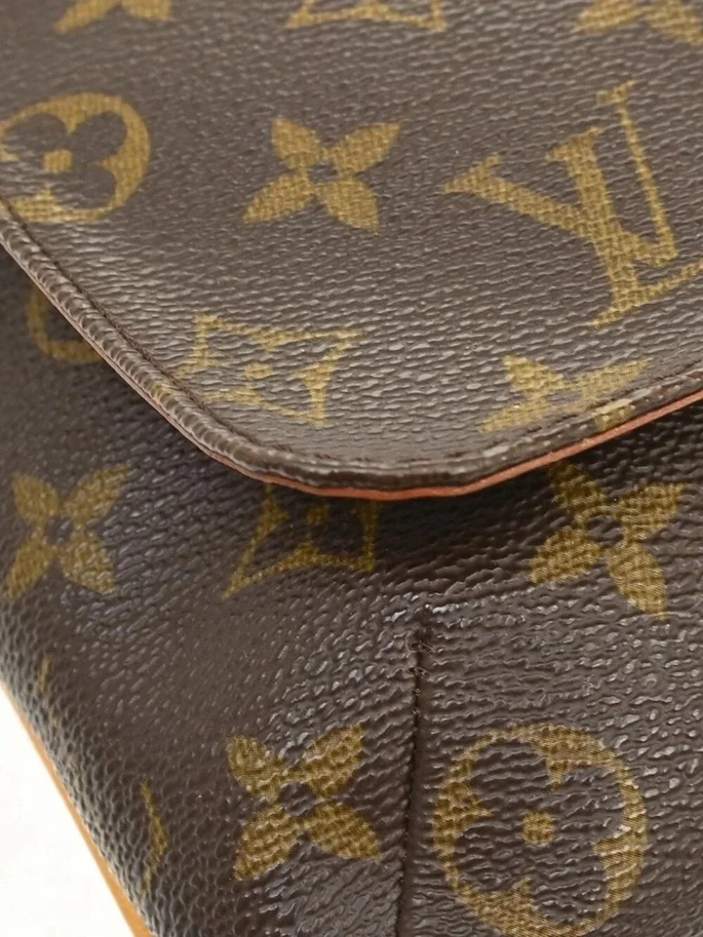 Louis Vuitton outside 	ab