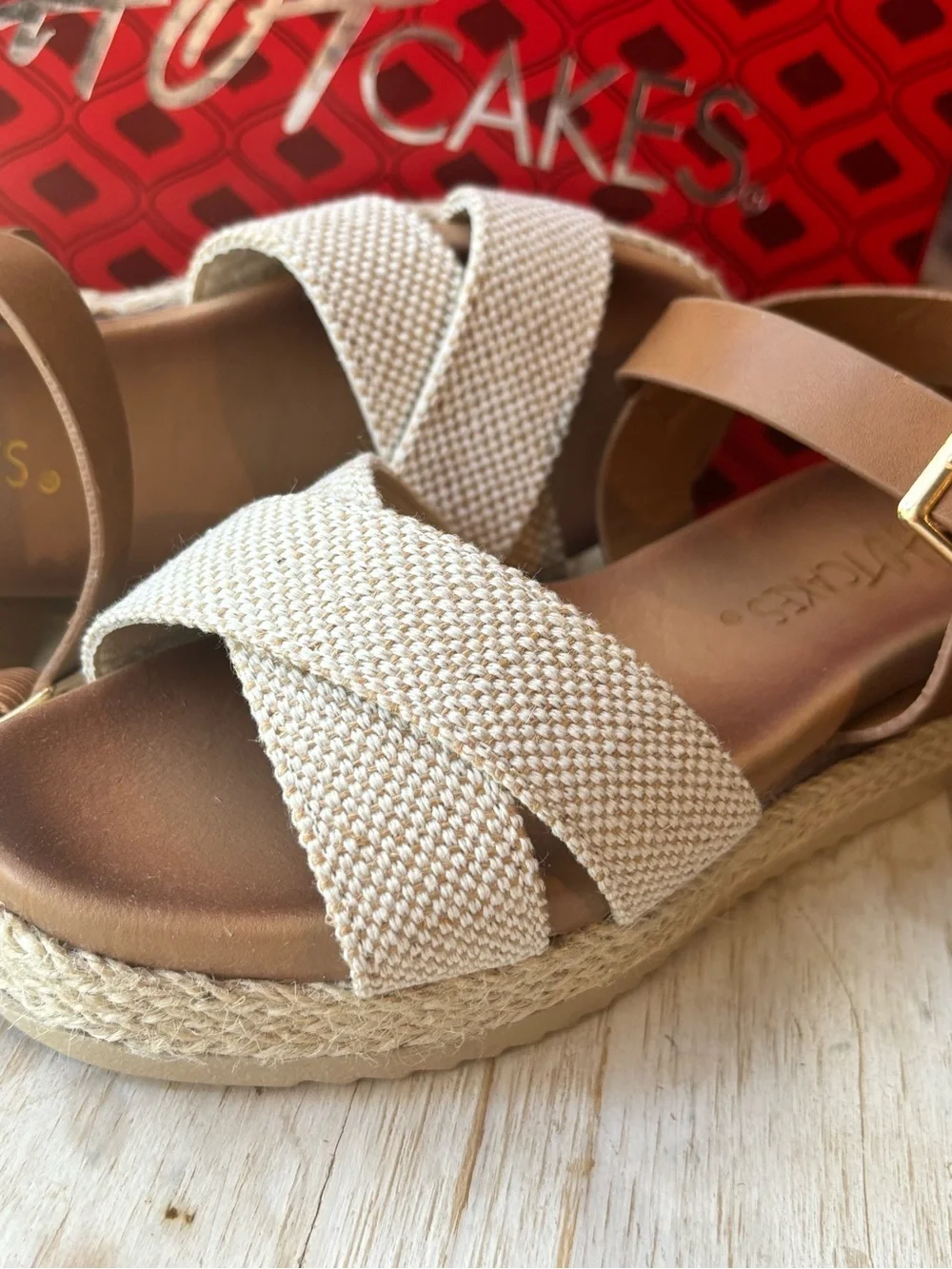 Hot cakes cream woven
