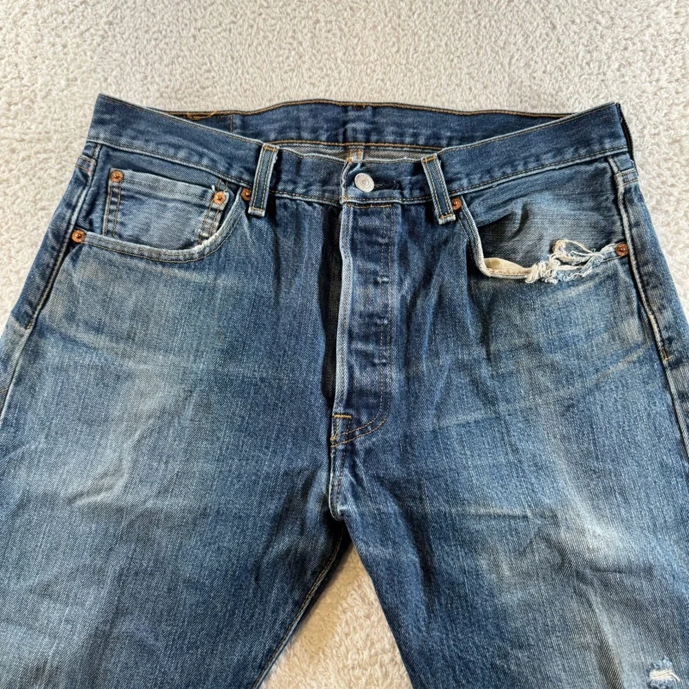 Levis 501 Jeans Mens 33x30 Blue Medium Wash Button Fly‎ Straight Distressed