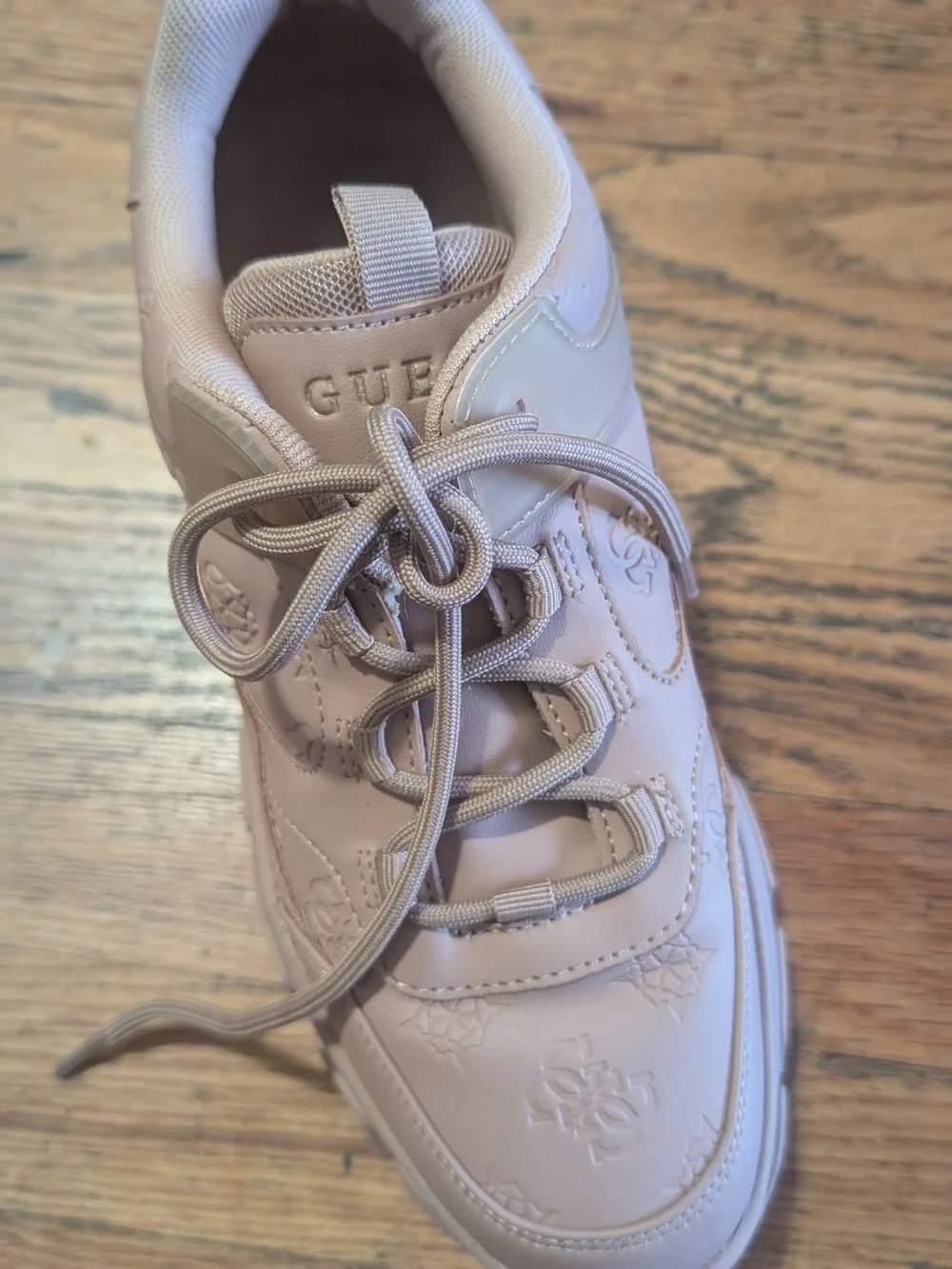 Guess stylish platform