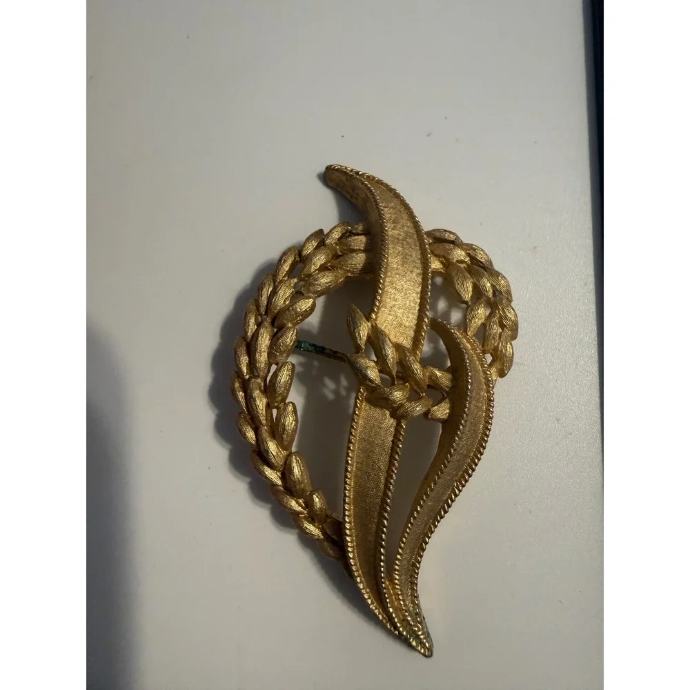 Trifari Gold Tone Textured Leaf Ribbon Wreath Brooch Pin Signed Vintage